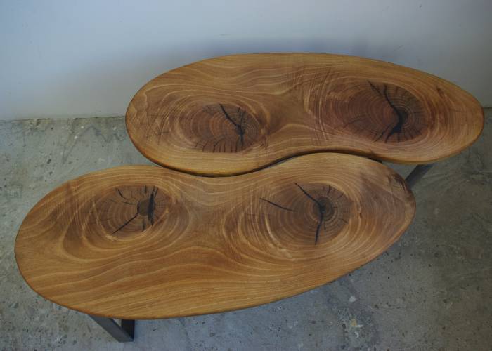 Ébénisterie Annecy, création bois, tables basses plateaux en noyer en forme d'haricots qui s'imbriquent l'une à l'autre , deux noeuds dans chaque table, pieds métal rectangulaire