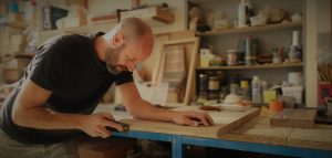 ébéniste savoie, françois ledéan travaillant dans son atelier, bout de bois et bois de bout